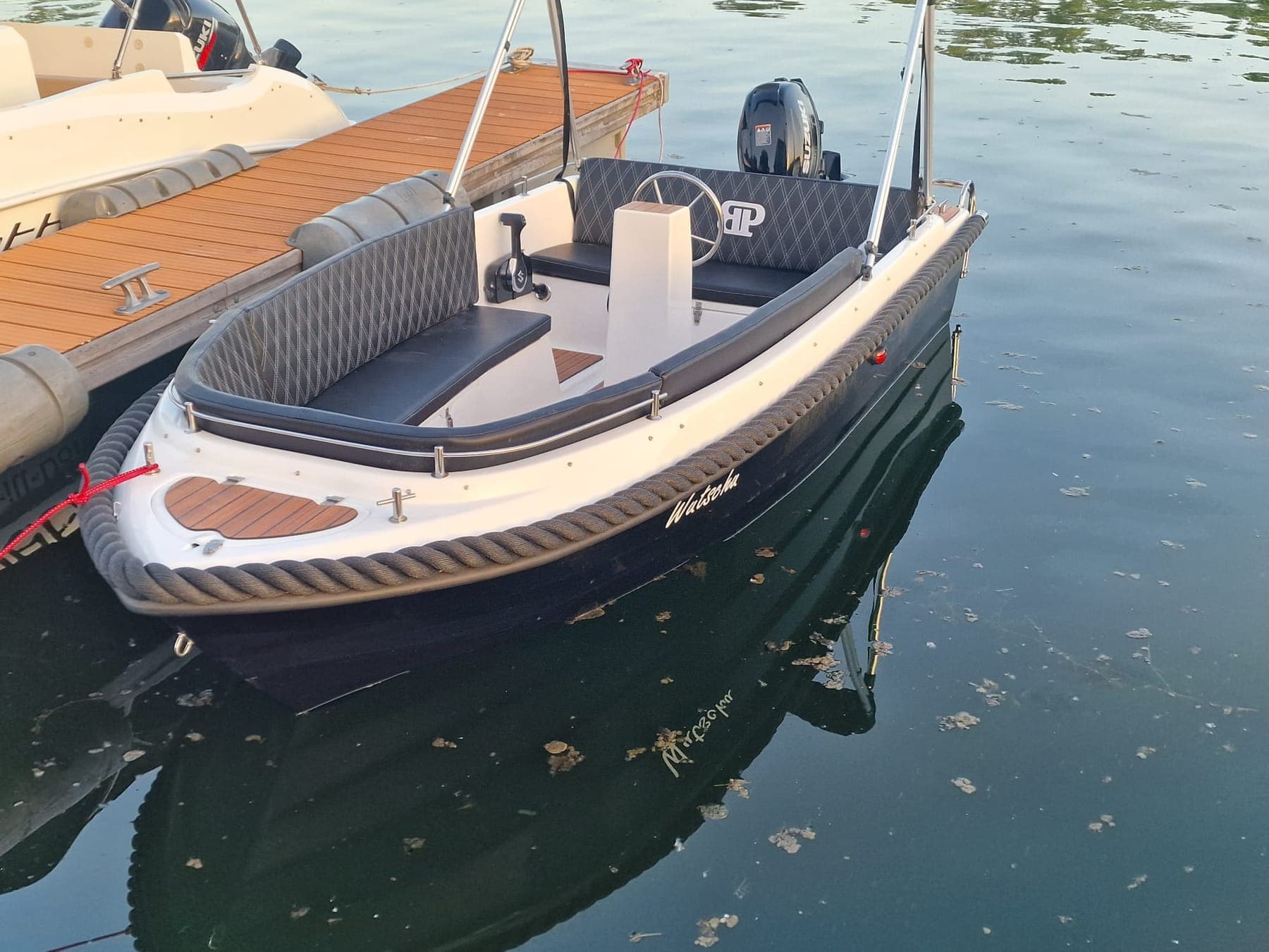 420 Classic mit dunklem Rumpf am Steg im Schiersteiner Hafen