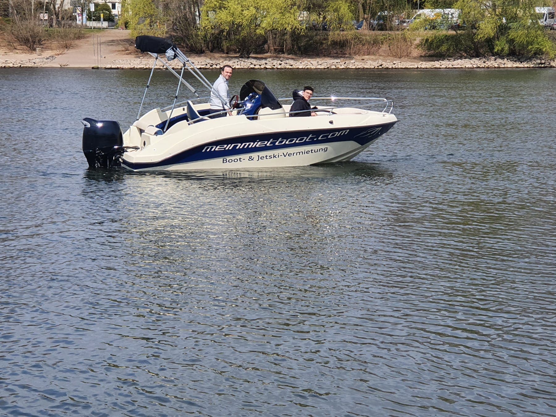 DarMar 575 open mit blauem Rumpf im Schiersteiner Hafen