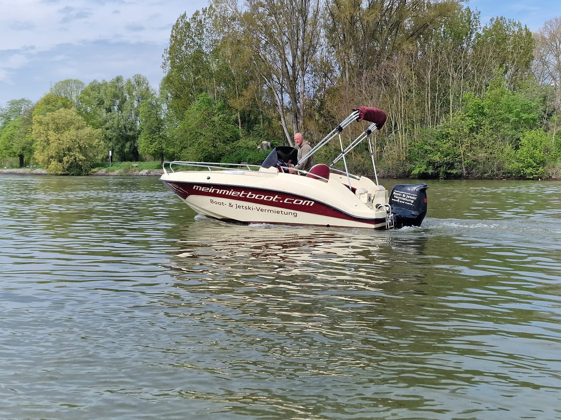 DarMar 575 open im Schiersteiner Hafen