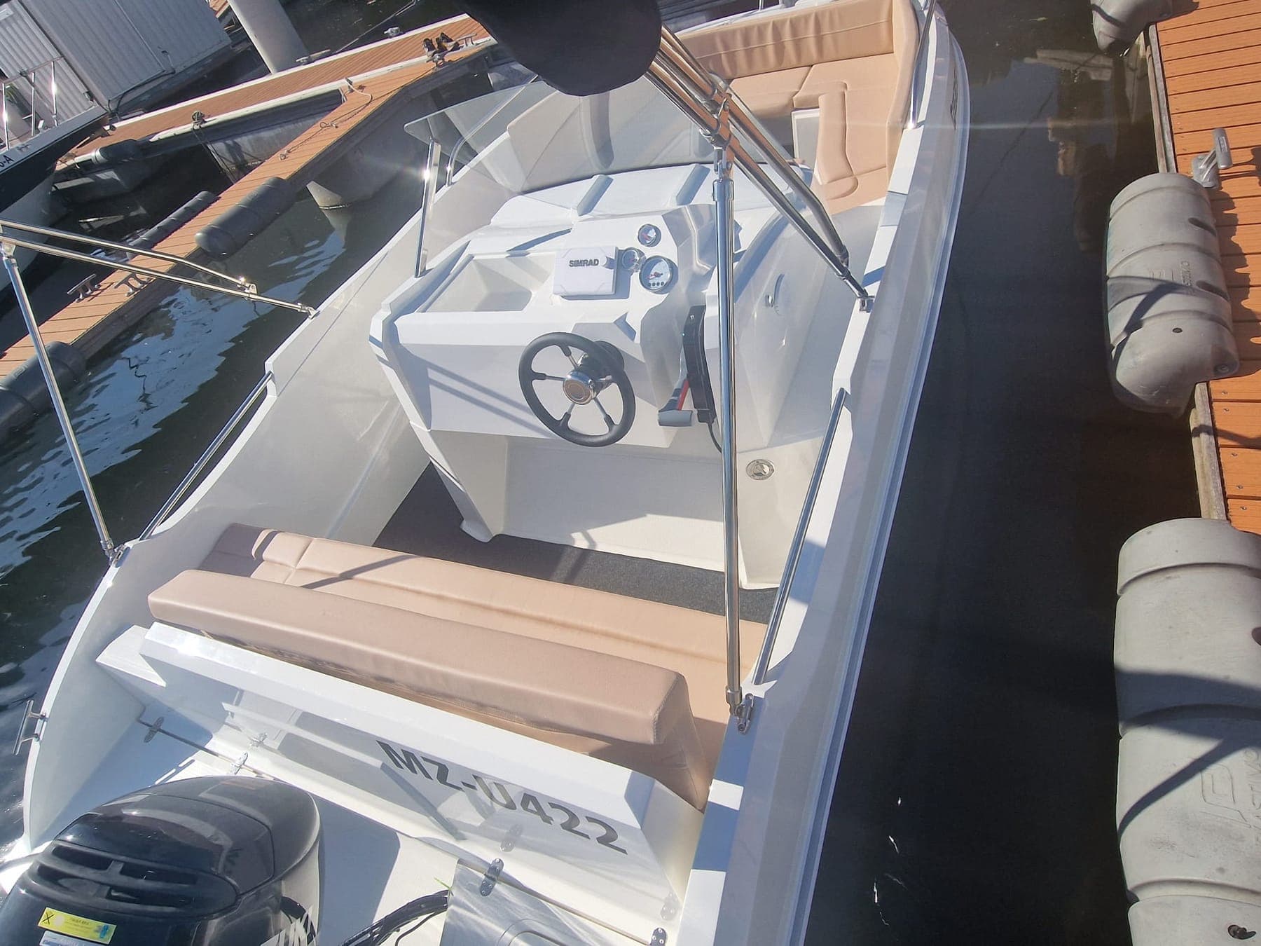 Cockpit der Remus 525 mit Steuerstand und Fahrersitzbank