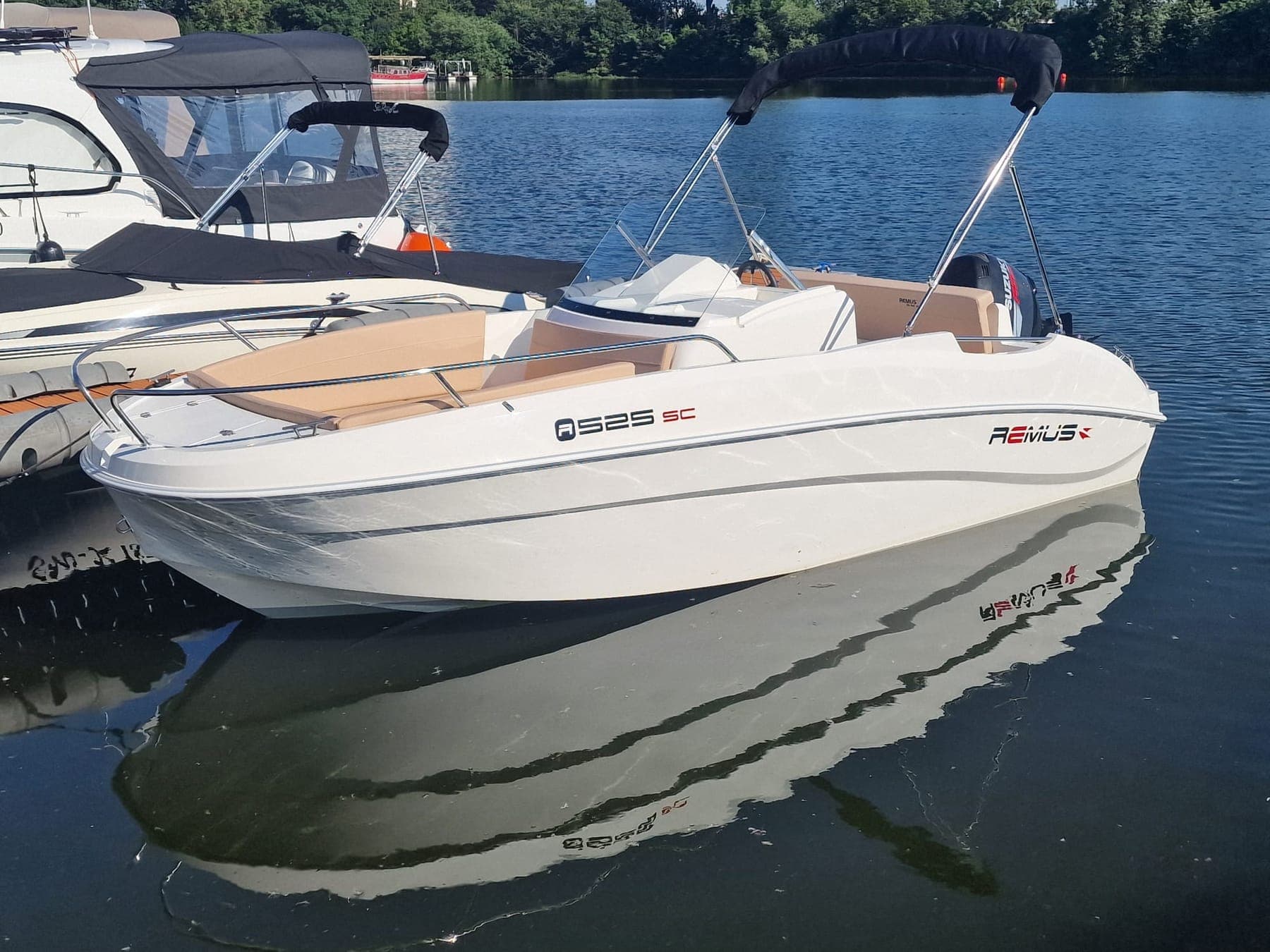 Remus 525 von der Seite am Steg im Schiersteiner Hafen